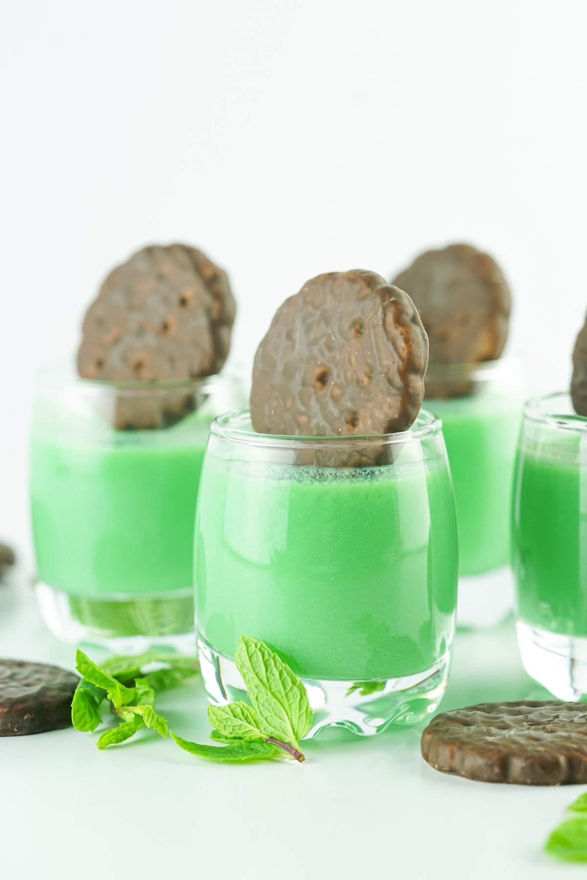 Several Dirty Girl Scout Shots garnished with Mint Chocolate Cookies.